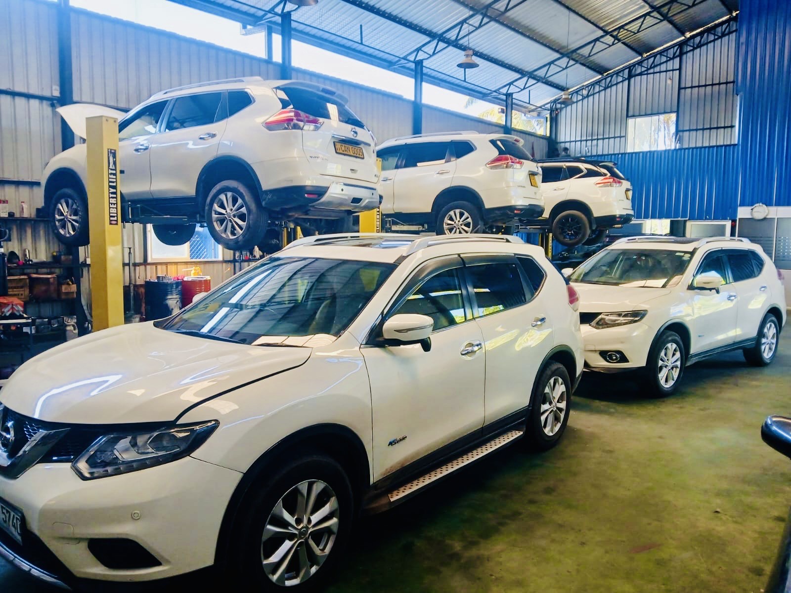 Nissan X-Trail vehicles on professional hydraulic lifts
