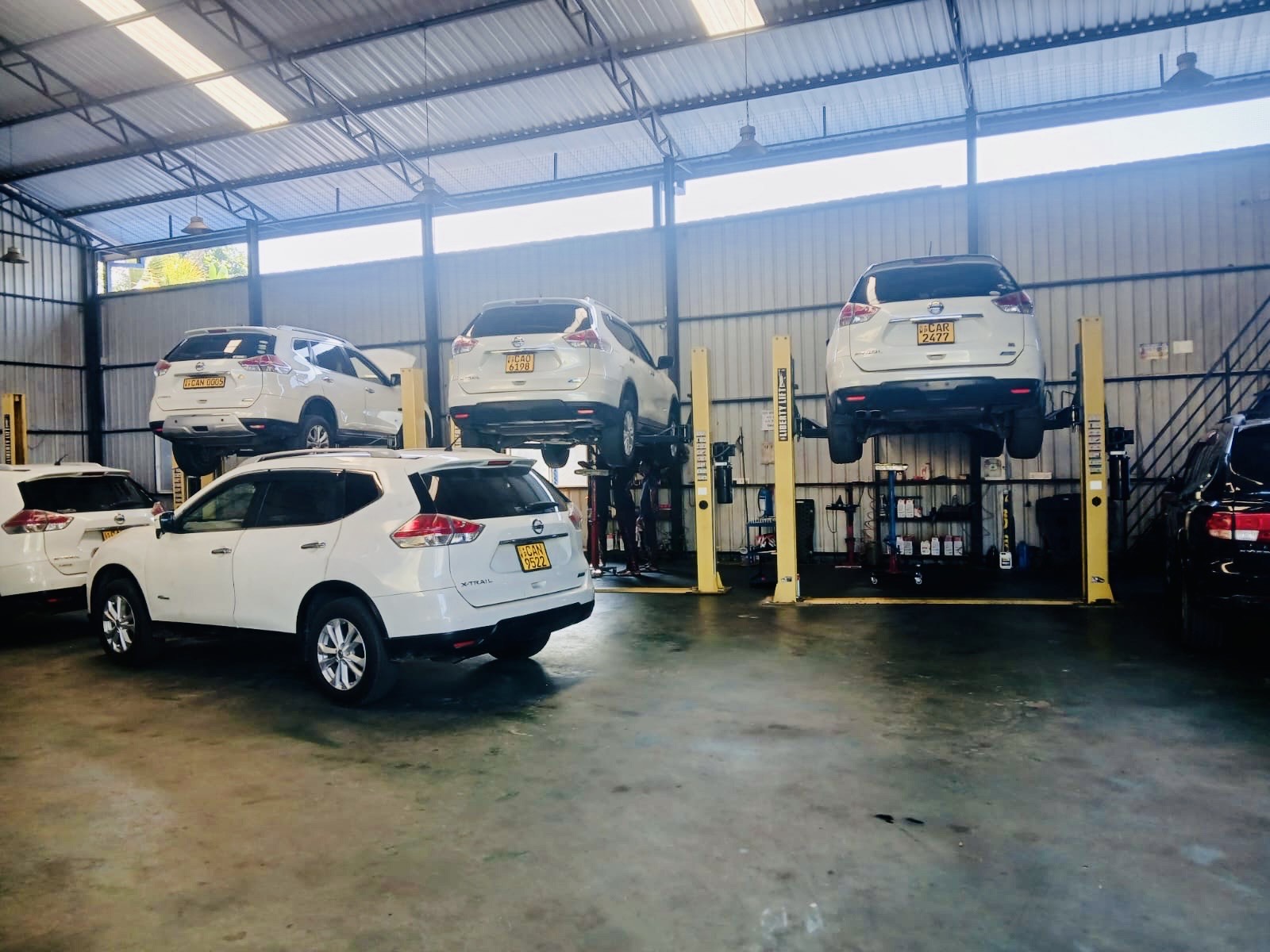 Multiple vehicles being serviced simultaneously